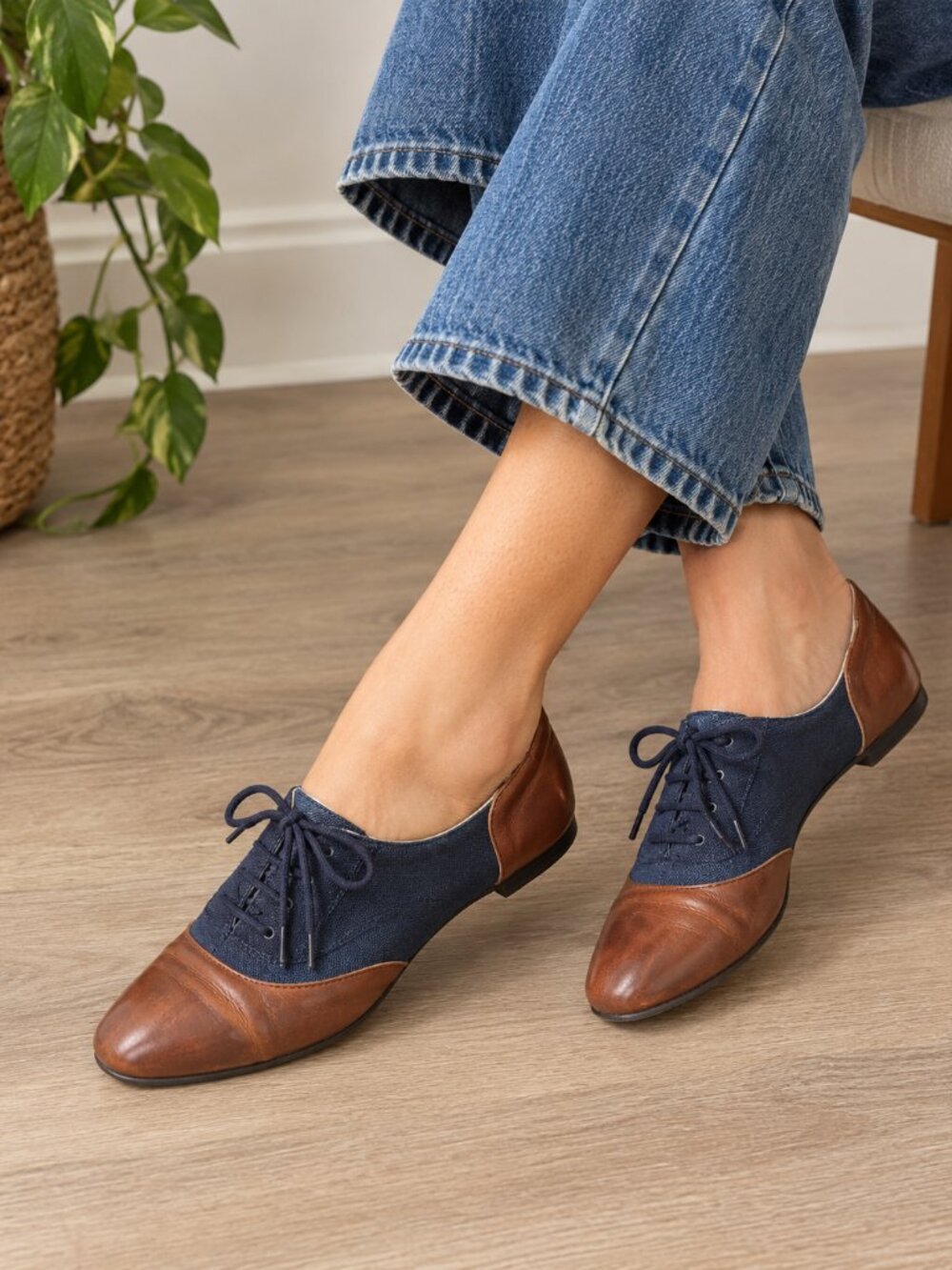 🆕✨ Two-Tone Vintage-Style Oxford Flats - Size 5.5